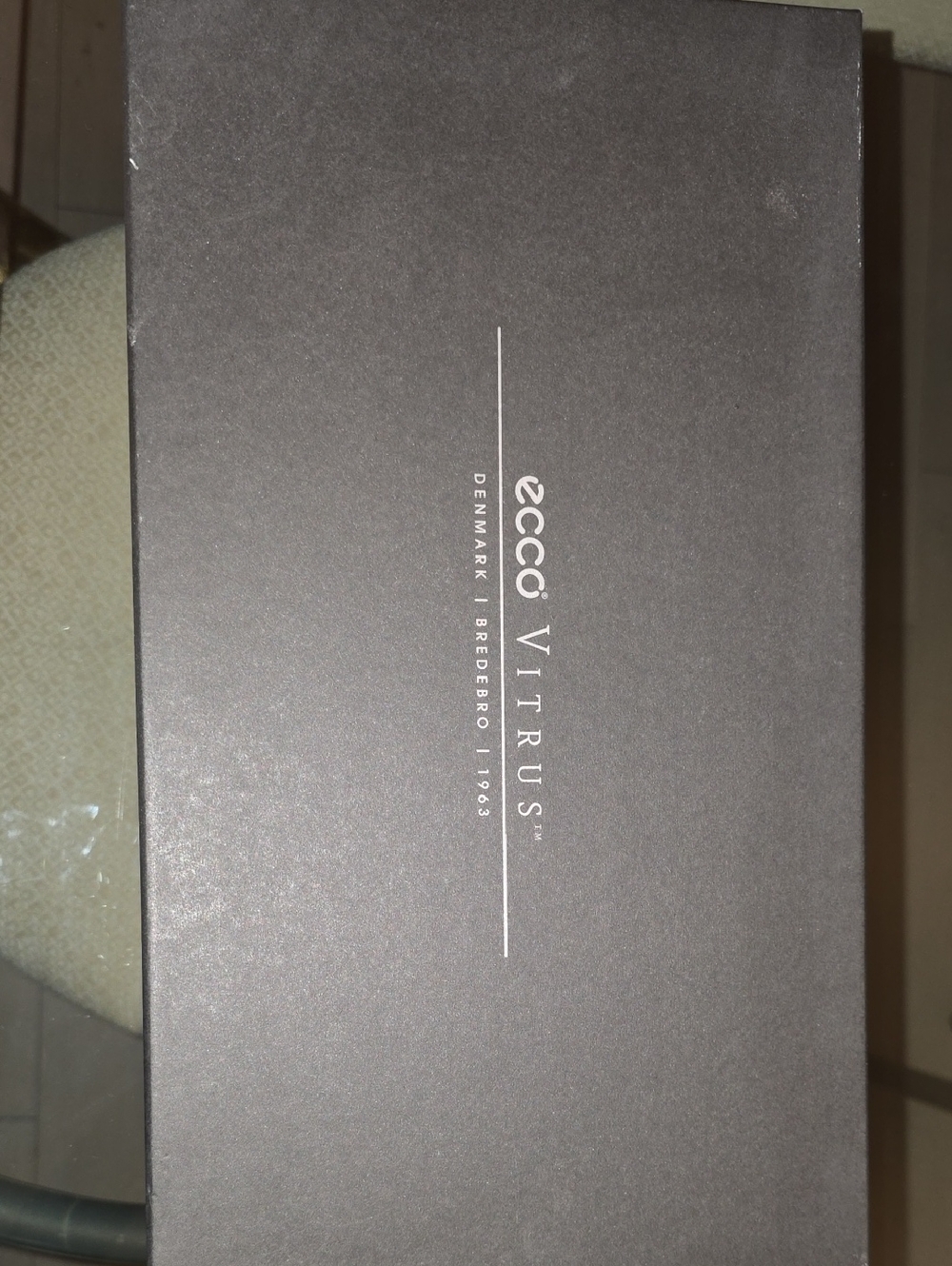 Ecco Vitrus Box in Dark Brown with White Logo